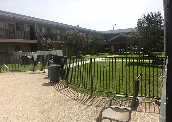 Executive & Suites Motel